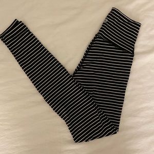 LULULEMON sz 2 28” WU luxtreme black and white stripe leggings